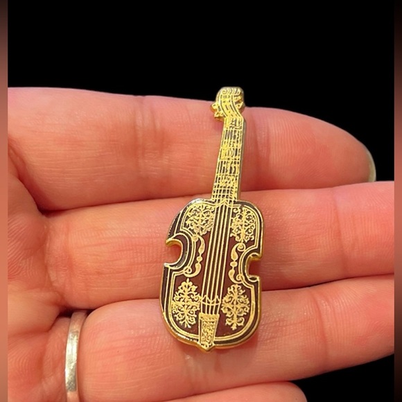 VINTAGE MMA METROPOLITAN MUSEUM OF ART VIOLIN GUITAR BROOCH 1985-COLLECTIBLE - Picture 2 of 4